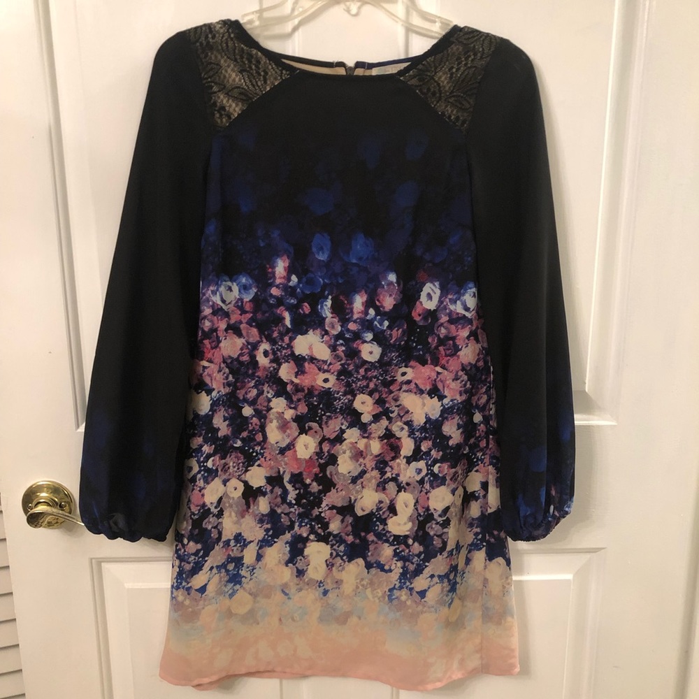 Dress with lace shoulders